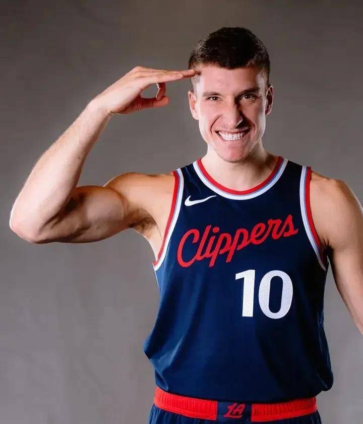 今夜洛杉矶快船更衣室发声:英超节点到来,悬念犹存,身体对抗强度拉满 今夜洛杉矶快船更衣室发声:英超节点到来,悬念犹存,身体对抗强度拉满